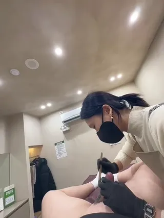 대물남 쿠퍼액 흘리며 왁싱샵 매니저와 대화 | 한국야동 고화질 스트리밍